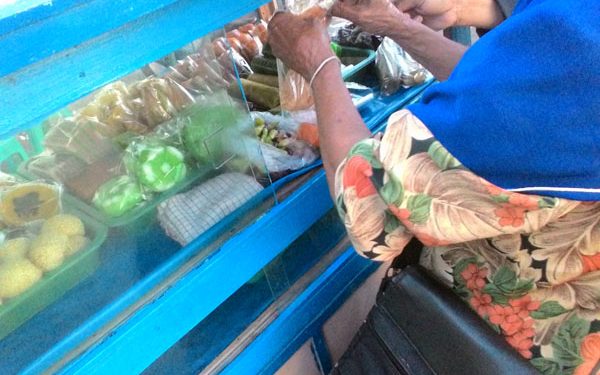 Mbah Lamiran, Usia 80 Tahun Masih Menjajakan Kue