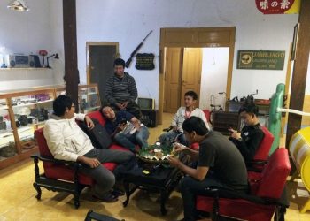 Berburu Benda Lawas Sembari Ngopi di Rumah Tua