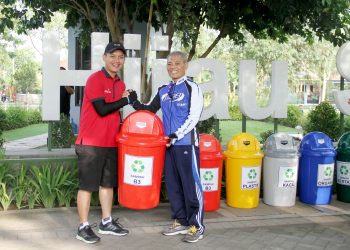 Peduli Lingkungan, Gudang Garam Serahkan Bantuan Sarana Kebersihan