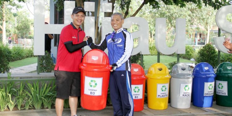 Peduli Lingkungan, Gudang Garam Serahkan Bantuan Sarana Kebersihan