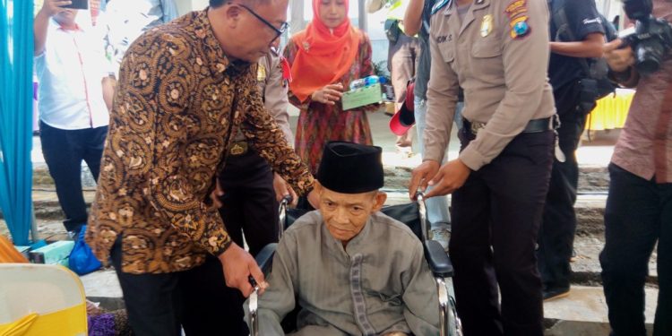 Ratusan Warga Kediri Mendapatkan Bantuan Kesehatan dan Kursi Roda