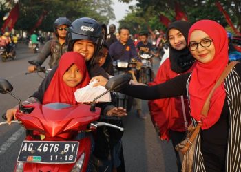 Musisi Dangdut Kediri Bagi-bagi Takjil
