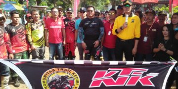 Bagi-bagi Sembako Sembari Naik Motor Cross