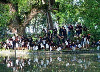 Bersepeda dan Menabur Ikan di Sumber Gundi