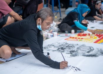 Para Pelukis Memindahkan Bangunan Tua di Kota Kediri ke Dalam Kanvas