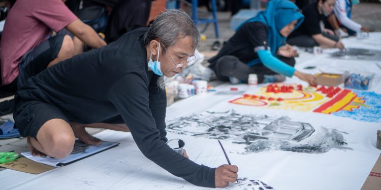 Para Pelukis Memindahkan Bangunan Tua di Kota Kediri ke Dalam Kanvas