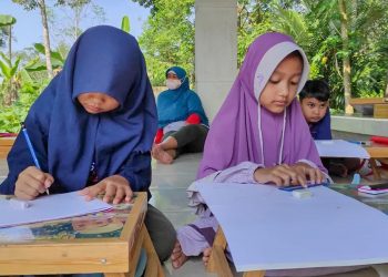 Sekolah Melukis Realis di Tepi Kebun Nanas