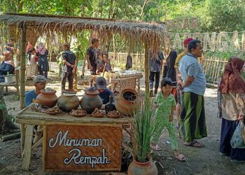 Belanja Pakai Mata Uang Bambu di Pasar Barongan