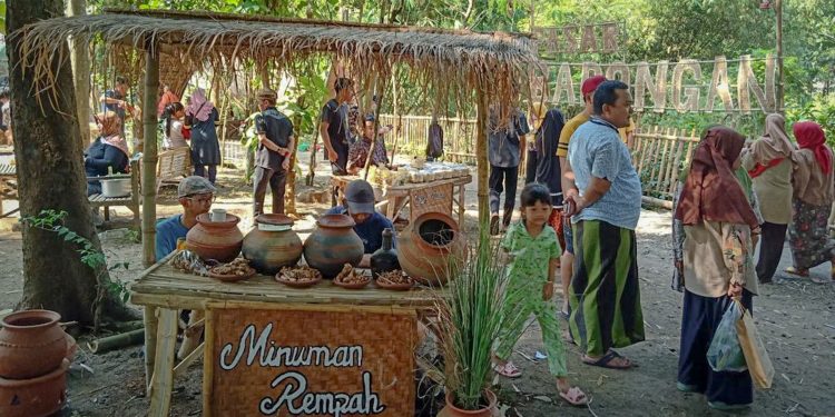 Belanja Pakai Mata Uang Bambu di Pasar Barongan