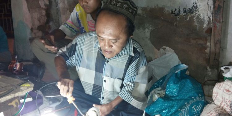 Bung Tomo, Difabel Tahan Banting Ahli Lampu