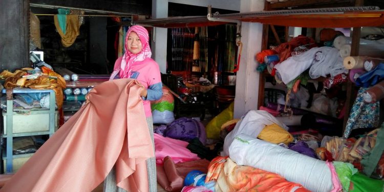 Pengrajin Kelambu Kediri Tetap Bertahan Selama Setengah Abad