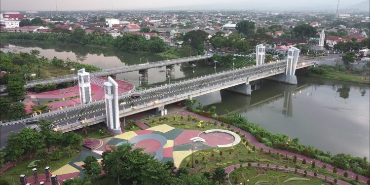 Kegelapan Menyelimuti Jalanan Malam di Kota Kediri