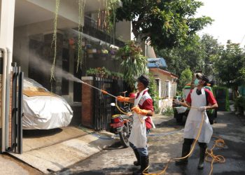 Warga Kediri Semprot Disinfektan Secara Swadaya