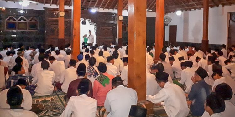 Pesantren Tertua di Kediri Tetap Menggunakan Bahasa Arab dalam Khotbah Jumat