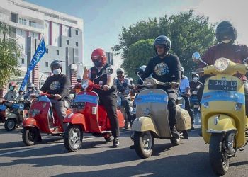Ratusan Pecinta Vespa Keliling Kota Peringati HUT Radar Kediri