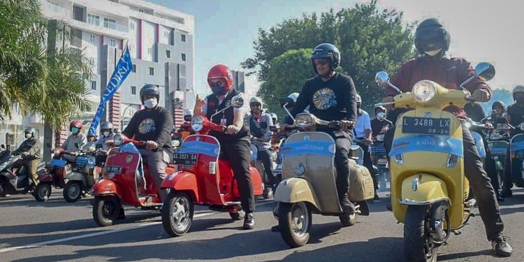 Ratusan Pecinta Vespa Keliling Kota Peringati HUT Radar Kediri