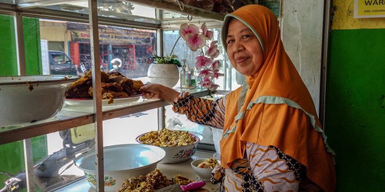 Mencicipi Sroto di Depot Raja Soto Lama H. Suradi Banyumas
