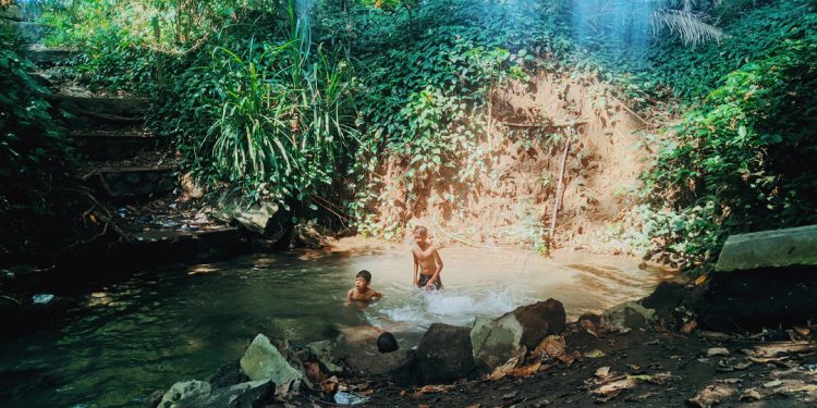 Sejenak Menepi di Sumber Cakarwesi
