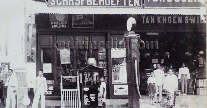 SI TUKANG RAKIT YANG SUKA MENGINTIP KERATON (Tulisan II)