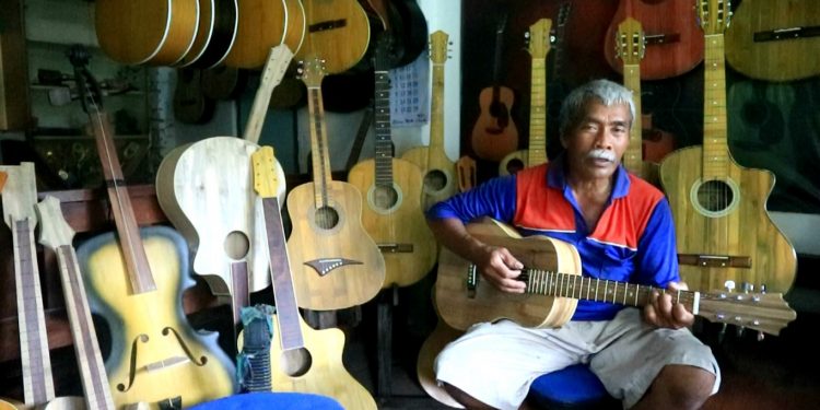 Gitar Bambu dari Belakang Makam Pahlawan