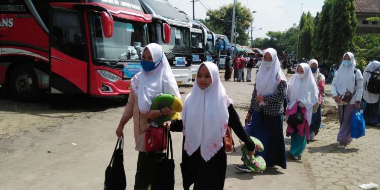 Ribuan Santri Lirboyo Diantar Pulang ke Kampung Halaman
