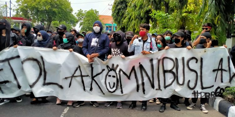 Mencemaskan Omnibus Law Adalah Bukti Cinta Anak Negeri