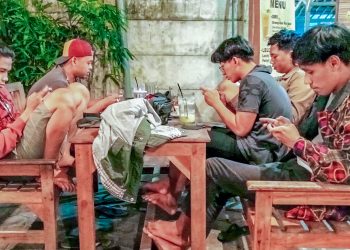 Pasukan Dunia Maya Merangsek Warung Kopi
