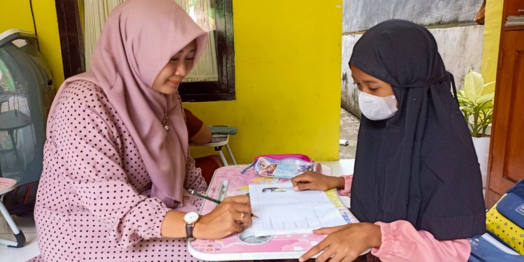 Guru Honorer di Kediri Membuka Les Gratis