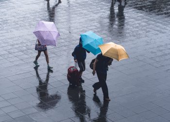 9 Tips Menghadapi Cuaca Tak Menentu