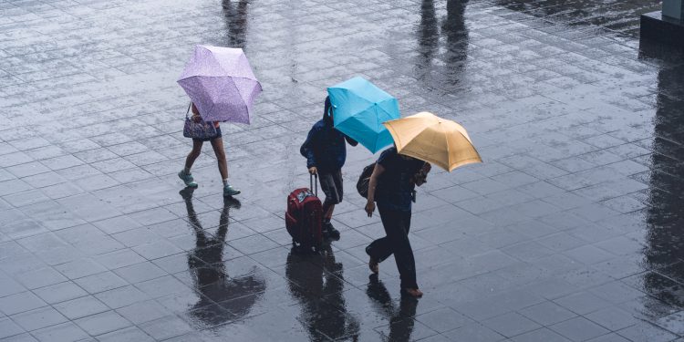 9 Tips Menghadapi Cuaca Tak Menentu