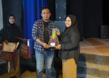 Pers Mahasiswa Menerima Anugerah Karya Jurnalistik dari AJI Kediri