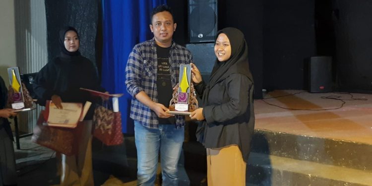 Pers Mahasiswa Menerima Anugerah Karya Jurnalistik dari AJI Kediri