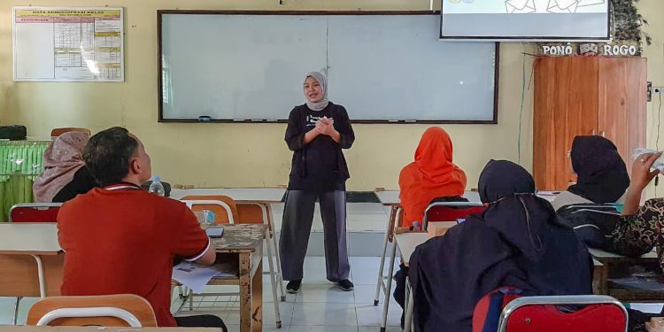 Ketika Siswa Berkumpul Menulis Surat untuk Bupati Kediri