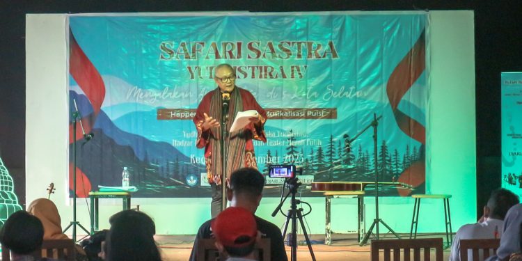 Novelis Arjuna Mencari Cinta Baca Puisi di Kediri