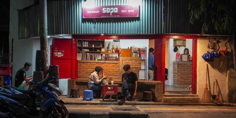 Seduhan Kopi Tiam di Trotoar Kota Tua Kediri