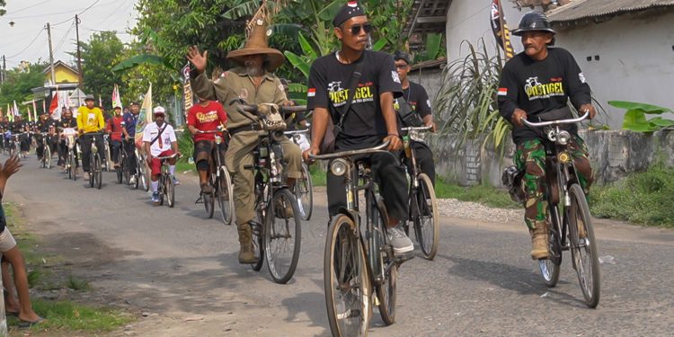 Tujuh Ribu Pesepeda Tua Menjelajah Desa-desa di Kediri