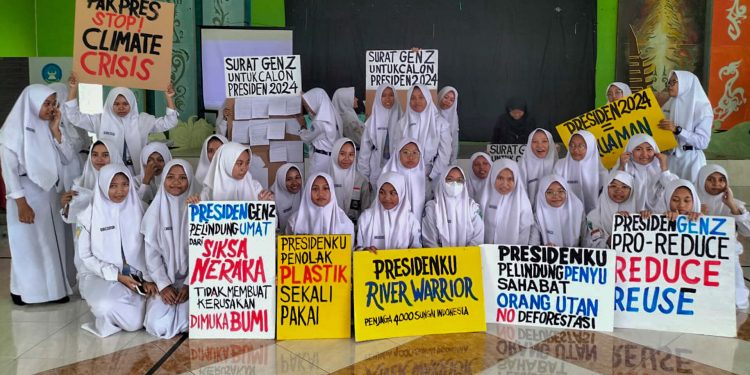 500 Pelajar Sidoarjo Minta Calon Presiden 2024 Selamatkan Sungai Porong dari Sampah Plastik