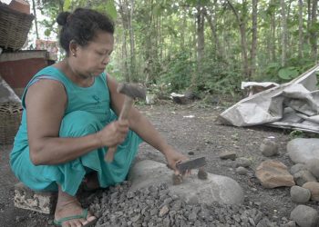 Pemecah Batu: Rawan Kecelakaan, Pendapatan Tak Menentu