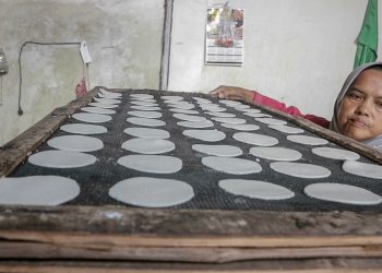 Pembuat Kerupuk Kediri Mulai Berguguran Akibat Harga Tepung Melambung