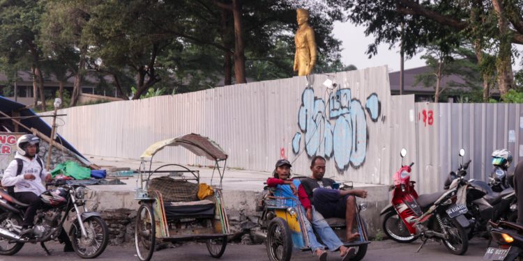 Warga Kota Kediri Belum Bisa Menikmati Keindahan Alun-alun Akibat Sengketa