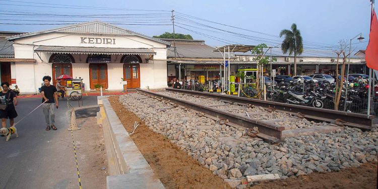 Menanti Kedatangan Sepur Lempung di Stasiun Kediri