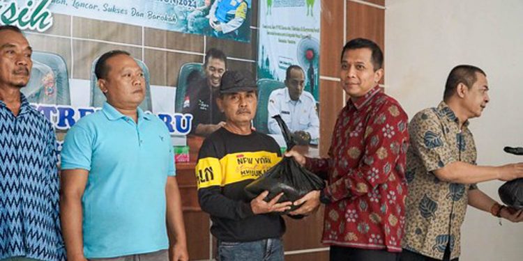 Pabrik Gula Pesantren Baru Bagikan Bantuan pada 600 Keluarga Terdampak Limbah