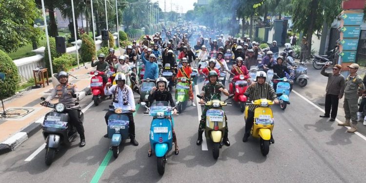 Riding Vespa Hari Kartini Menyongsong Kediri Scooter Festival 8