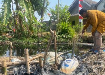 Mahasiswa dan Pelajar Kediri Temukan Limbah Industri Dibuang ke Sungai Brantas