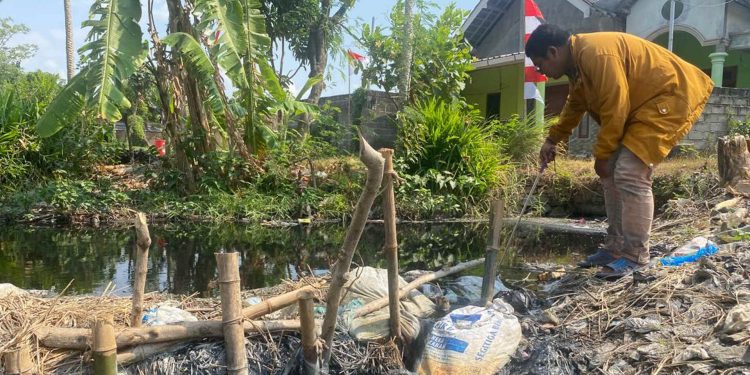 Mahasiswa dan Pelajar Kediri Temukan Limbah Industri Dibuang ke Sungai Brantas