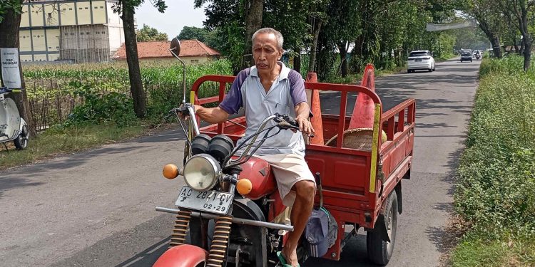 Lelaki yang Sendirian Menambal Jalan di Kediri
