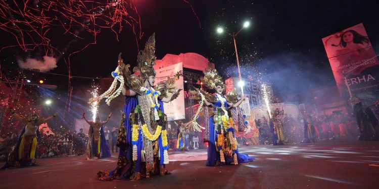 Koreografi Ande-ande Lumut Memeriahkan Apeksi Nite Carnival