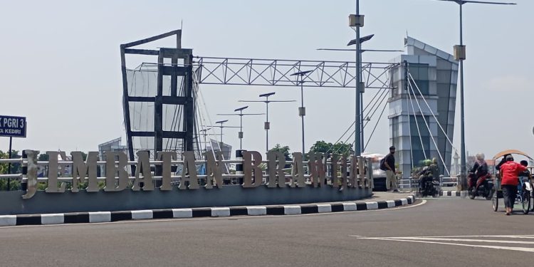 Aksara Kuadrat Dihidupkan Lagi Sebagai Ornamen Jembatan Brawijaya Kota Kediri