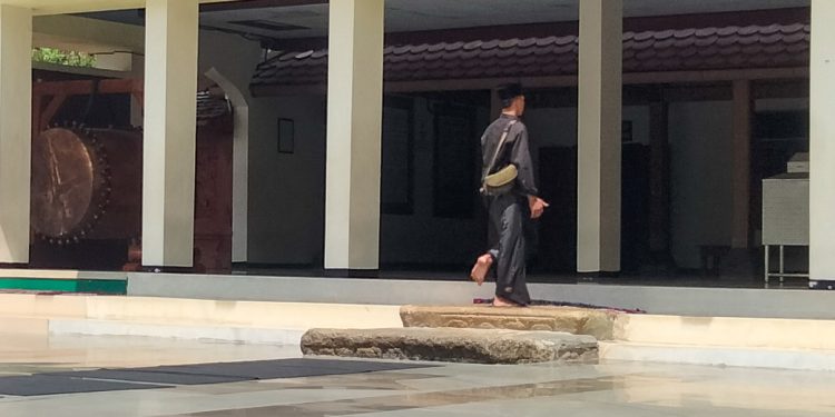 Batu Beraksara Kuadrat Zaman Hindu-Buddha di Masjid Hasan Besari Ponorogo