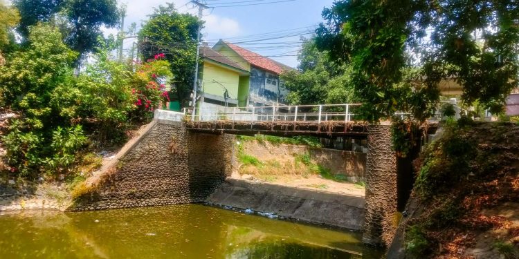 Baru Dibersihkan, Anak Sungai Brantas di Kediri Kembali Tercemar